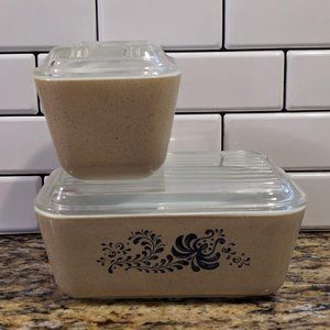 Vintage Pyrex Homestead Blue And Beige Set Of 2 Refrigerator Bowls w/Lids